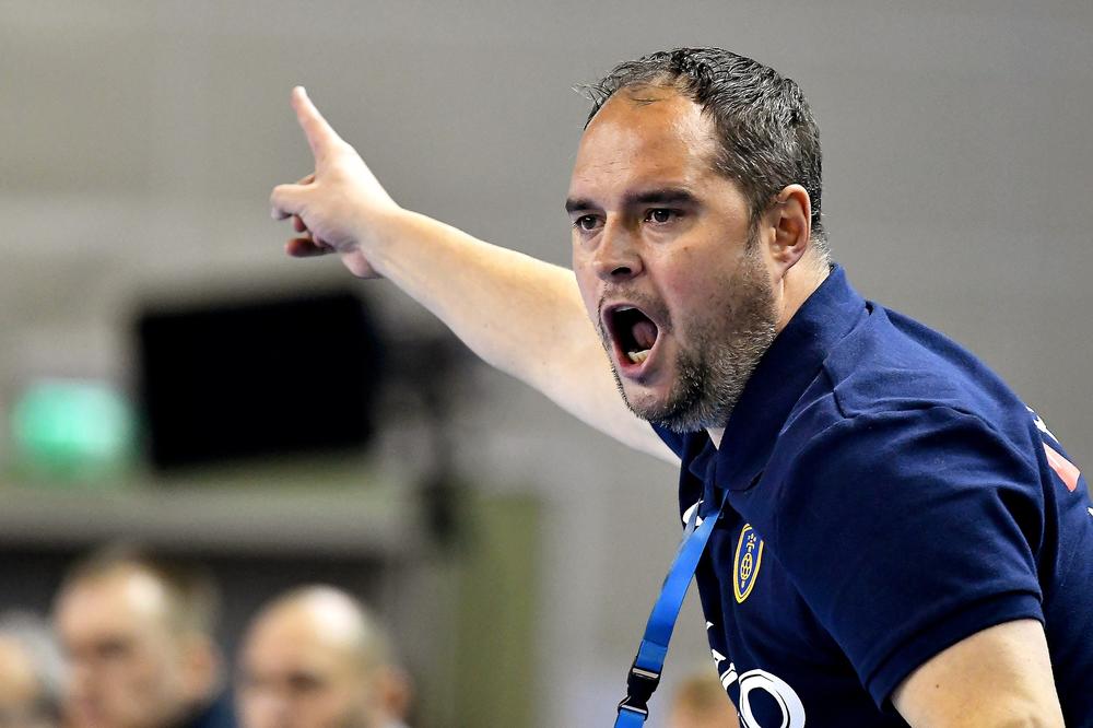 Jedan klub mu isplaćuje platu i daje auto na korišćenje, a on je spremao njihovog najvećeg protivnika za utakmicu!