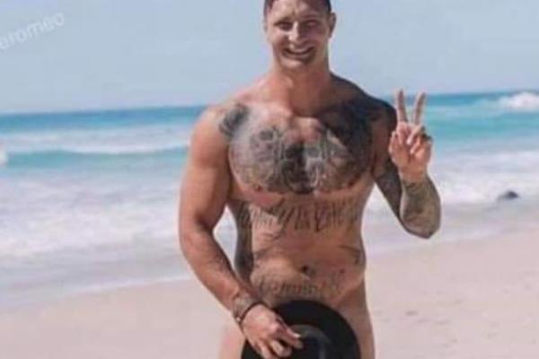 KAD TE IZDA SENKA: Slikao se go sa šeširom i hteo da bude baja, a sada mu se ceo Internet smeje!