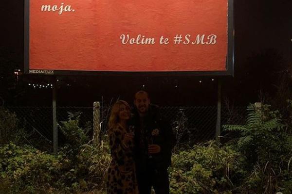 BORJAN DOBIO BILBORD PRED LIVERPUL: Njegova Sneža mu je priredila iznenađenje kakvo će pamtiti ceo život!