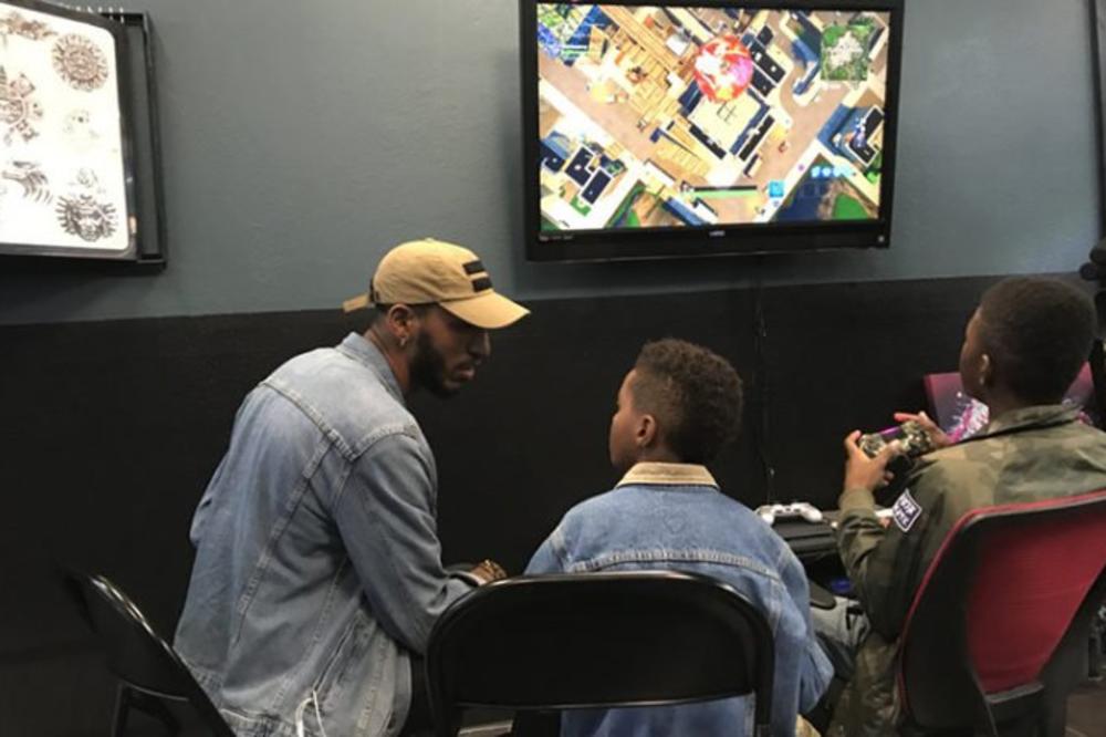 NJEGOVOG SINA SU MALTRETIRALI U ŠKOLI: Zbog načina na koji je reagovao svi ga zovu OCEM GODINE! (VIDEO)