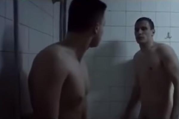 SRPSKI GLUMCI ZAVRŠILI U FILMOVIMA ZA ODRASLE: Gej scena osvanula na neočekivanom sajtu! (FOTO)