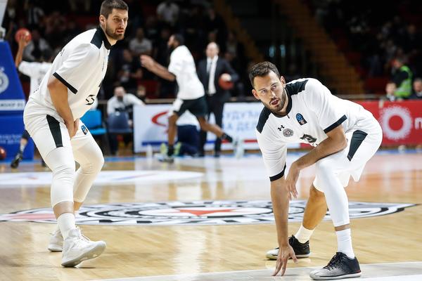 JANKOVIĆ KUPIO GROBARE: Bivši igrač Zvezde zapevao Partizanove pesme i podigao sve frakcije na noge!