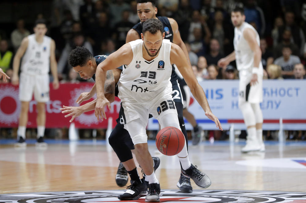 PIONIR JE PROKLJUČAO: Upaljači, novčići i ostali predmeti poleteli u teren - razlog je Stefan Janković!