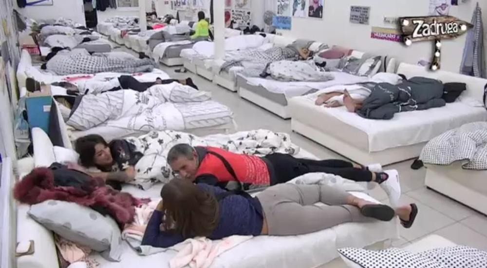 Lepi Mića ispituje cimerke  