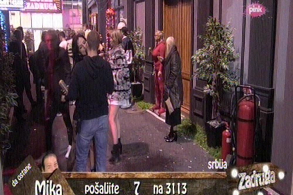 ČUVAJ SE INFEKCIJE, ČUVAJ SE INFEKCIJE: Sneža poludela kada je videla šta MARKO RADI SA JELENOM!