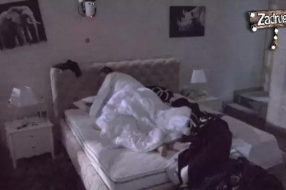 OVAKVE BLJUVOTINE ODAVNO NISMO ČULI: Tokom se*sa pozdravljala njegovu devojku,a onda vikala: Pusti me da se je*em,