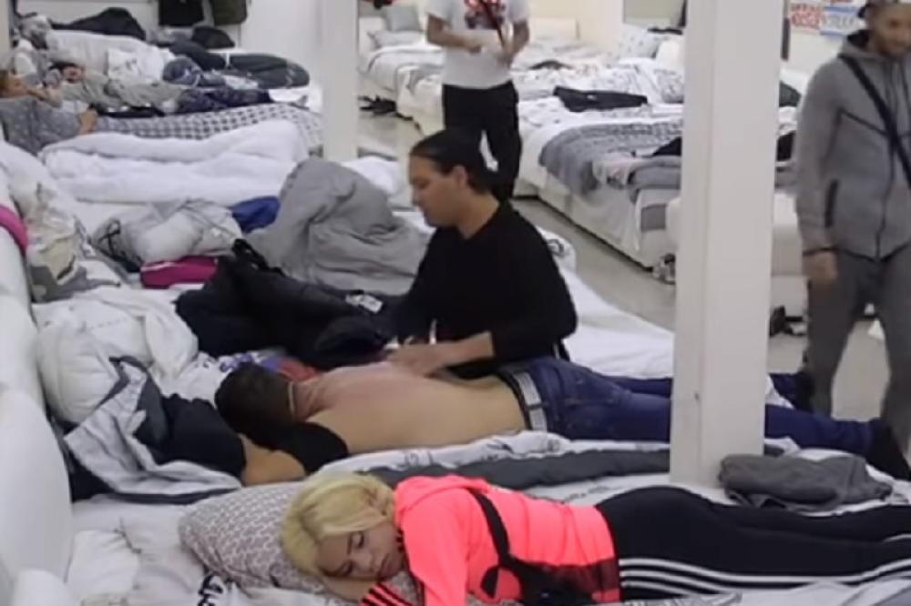 KAD SU VIDELI DA IH KAMERE SNIMAJU...Giba masirao jednog zadrugara, a gledaoci snimak okarakterisali kao GEJ