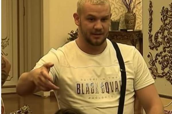 ĐOLE NE MOŽE DA JE PREBOLI, PA PIJE SVAKI DAN: Neće da prizna da pati za Enisom, ali raskrinkali ga saigrači!