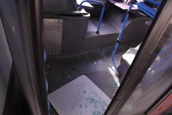 ZBOG KAMENOVANJA AUTOBUSA S VERNICIMA NA KOSOVU saslušano 14, a privedeno osam osoba