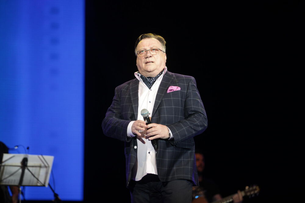 Pevač Halid Bešlić na koncertu