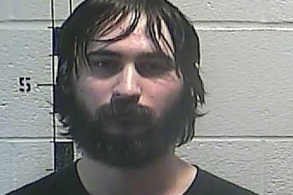 PLANIRAO JE DA UPADNE U ŠKOLU I POBIJE LJUDE: Uhvaćen je i sprečen zbog jedne FEJSBUK PORUKE! (FOTO)