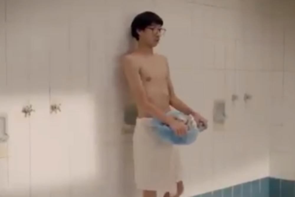 ŠOKANTNA HOMOFOBIČNA REKLAMA: Ušao je pod tuš pun golih muškaraca, a onda mu je ispao sapun... (VIDEO)