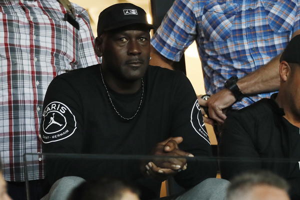 OVO SE ZOVE OBOŽAVATELJ DO KOSKE: Dečko je istetovirao ceo dres Majkla Džordana!