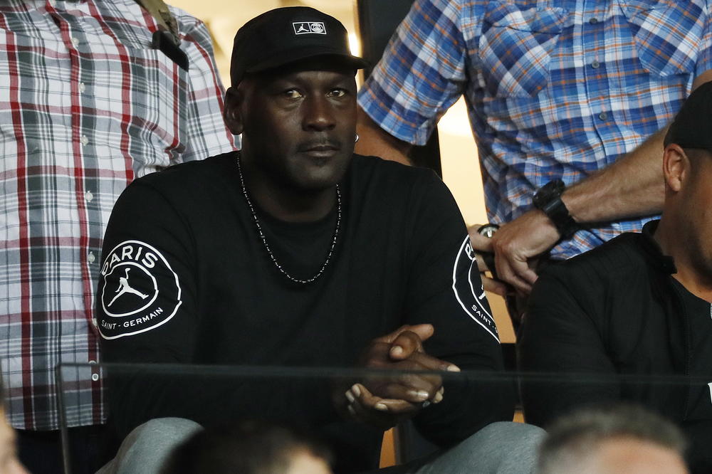 OVO SE ZOVE OBOŽAVATELJ DO KOSKE: Dečko je istetovirao ceo dres Majkla Džordana!