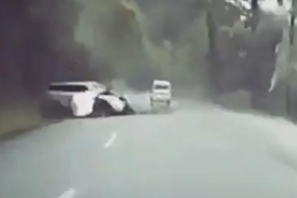 NAJSTRAŠNIJI SNIMAK ODRONA: Ogroman kamen se niotkuda survao na automobil! (VIDEO)