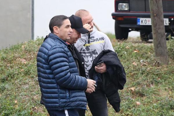 ĐANI NE MOŽE DA SE SABERE! PLAČE ISPRED BOLNICE ZBOG DARKA LAZIĆA: Slomio se pred ljudima i počeo da JECA