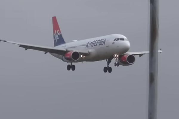 ENGLEZI DIGLI PANIKU: Dramatično sletanje aviona sa igračima Zvezde! Objavljen i snimak!