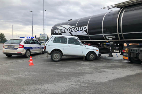 SAOBRAĆAJKA NA BEŽANIJI: Automobil marke Lada Niva udario u CISTERNU! (FOTO)
