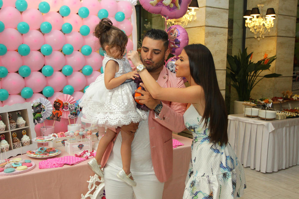 ANA SEVIĆ NAPUŠTA SRBIJU SA MALOM LORENOM: Darko Lazić u PANICI, neće podneti RASTANAK sa ćerkom!