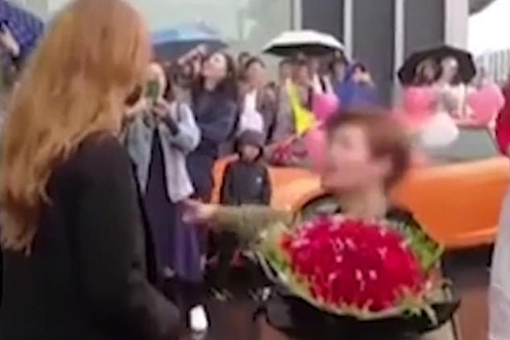 RAZMAŽENI BOGATAŠ ODLEPIO KADA JE DEVOJKA ODBILA PROSIDBU: Kupio sam ti Lanbordžinija, imam pare... (VIDEO)