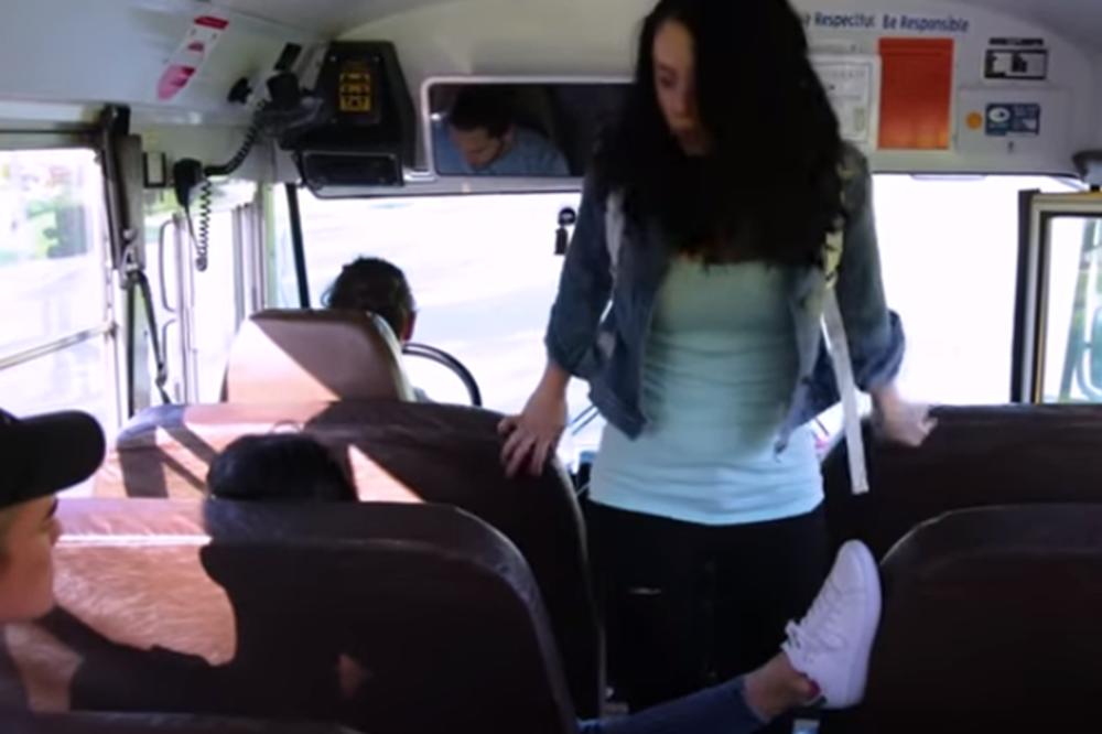 DEVOJKA JE DOBILA MENSTRUACIJU U AUTOBUSU: Reakcija tinejdžera je sve ostavila BEZ TEKSTA!