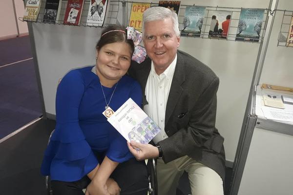 ANĐELA DIMITRIJEVIĆ I OVE GODINE NA SAJMU KNJIGA: Štand naše najmlađe pesnikinje posetio KAJL SKOT! (FOTO)
