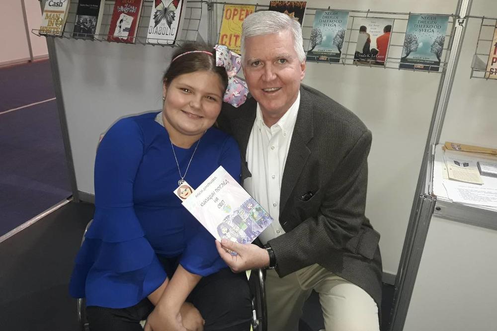 ANĐELA DIMITRIJEVIĆ I OVE GODINE NA SAJMU KNJIGA: Štand naše najmlađe pesnikinje posetio KAJL SKOT! (FOTO)