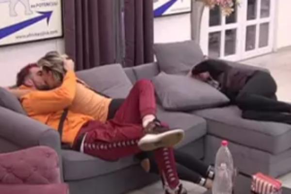 SVE PRŠTI OD STRASTI I LJUBAVI! Mina MAZILA Đeksona pa izazvala REAKCIJU! (VIDEO)