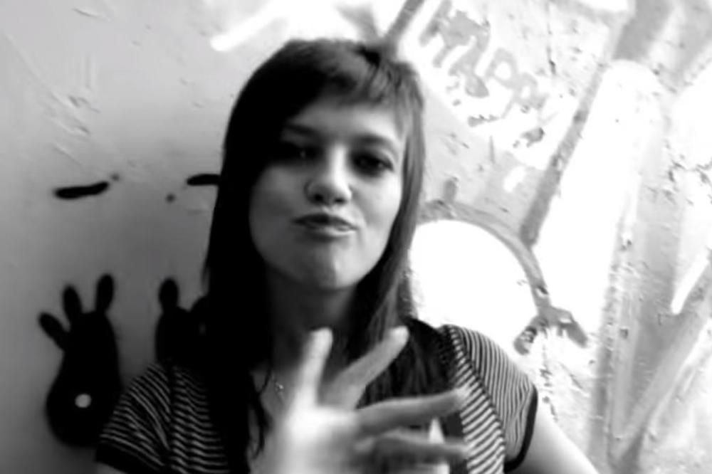 KIJA SE POJAVLJUJE U SVAKOM SPOTU BIVŠEG DEČKA! Ovako je izgledala u spotu poznatog REPERA!