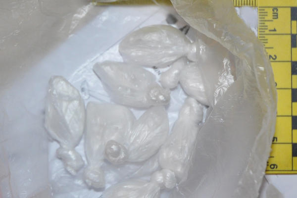 TROJE PALO ZBOG KOKAINA, MARIHUANE I PARA: Policija oduzela i tri automobila i više od milion dinara!