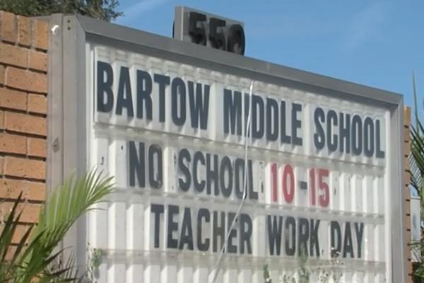 ČEKALE SU SA NOŽEVIMA U KUPATILU! Dve devojčice planirale da ubiju drugare iz razreda i popiju njihovu krv!