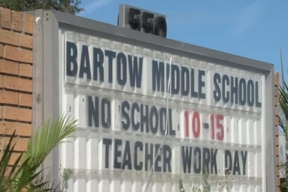 ČEKALE SU SA NOŽEVIMA U KUPATILU! Dve devojčice planirale da ubiju drugare iz razreda i popiju njihovu krv!