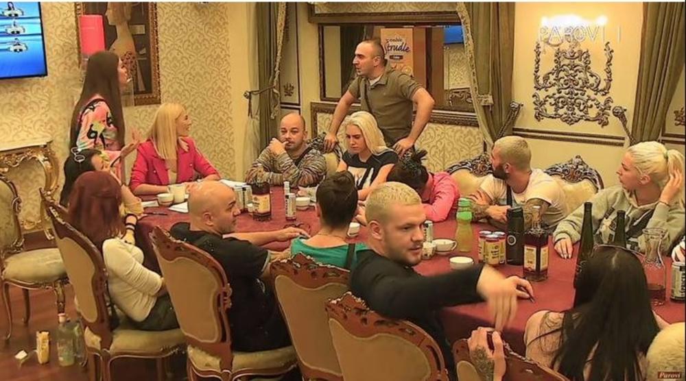 Izabela i Conja u raspravi  