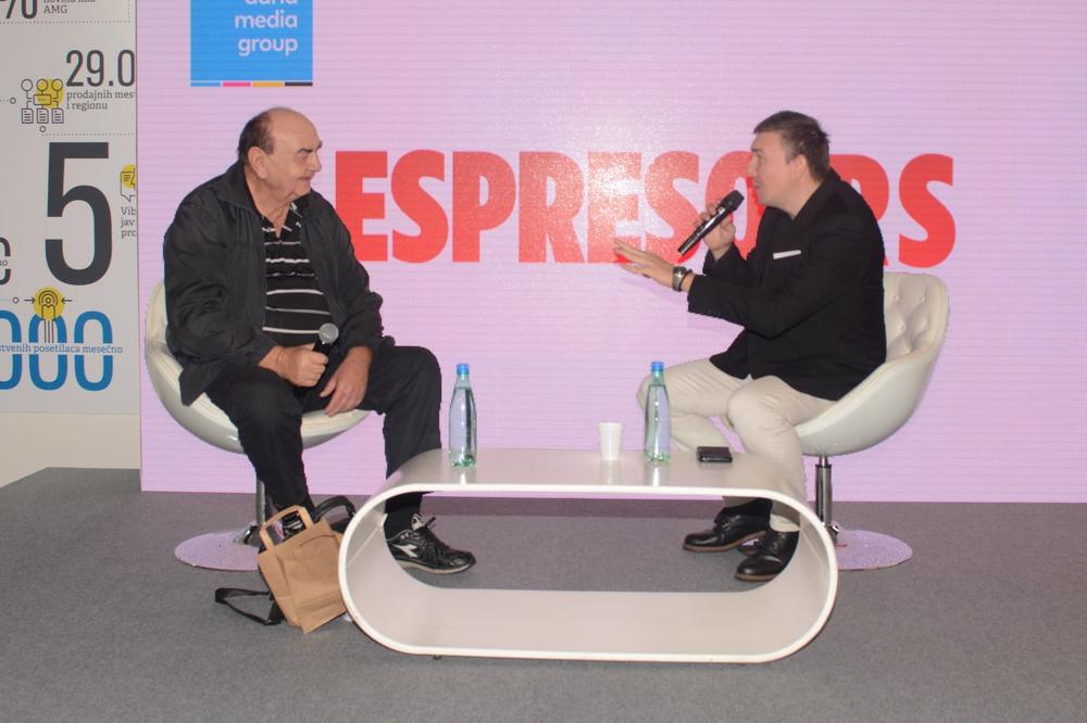 ZNAMO DA TVITUJE KAO BLESAV, ALI KAD BORA DRLJAČA ZAPEVA: Na Sajmu medija napravio LUDILO na štandu Espresa!