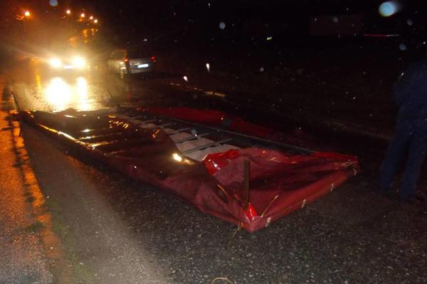 OLUJNI VETAR U VRANJU RUŠIO SVE PRED SOBOM: Čupao kablove, rušio bandere, napravio veliki haos! (FOTO)