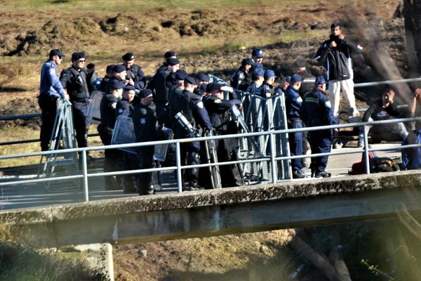 MIGRANTI NE ODUSTAJU OD ULASKA U HRVATSKU: Meštani Velike Kladuše ubeđeni da njima neko MANIPULIŠE!
