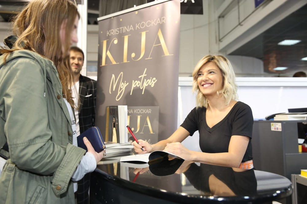 Koliko je uloženo u njenu promociju i reklamu - i nije se baš proslavila. Sa svim onim vajbom i pričom, njena knjiga je, realno, morala bolje da se proda, tako da je u suštini, kad sad sve sumiramo - prilično podbacila