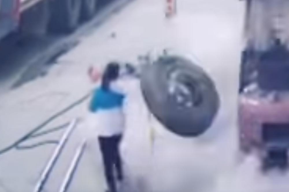 GUMA EKPLODIRALA PRAVO NA BEBU! Odbacila ju je iz naručja majke, ali su srećom preživele! (VIDEO)