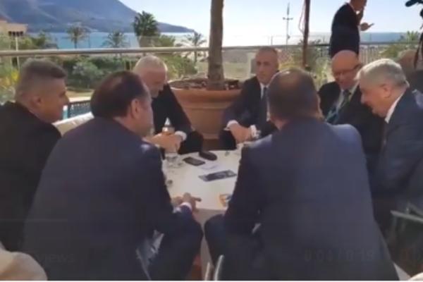 HARADINAJ, MARKOVIĆ I LJAJIĆ ĆASKAJU UZ KAFU U BUDVI: Iskoristili pauzu da razmene po koju... (VIDEO)