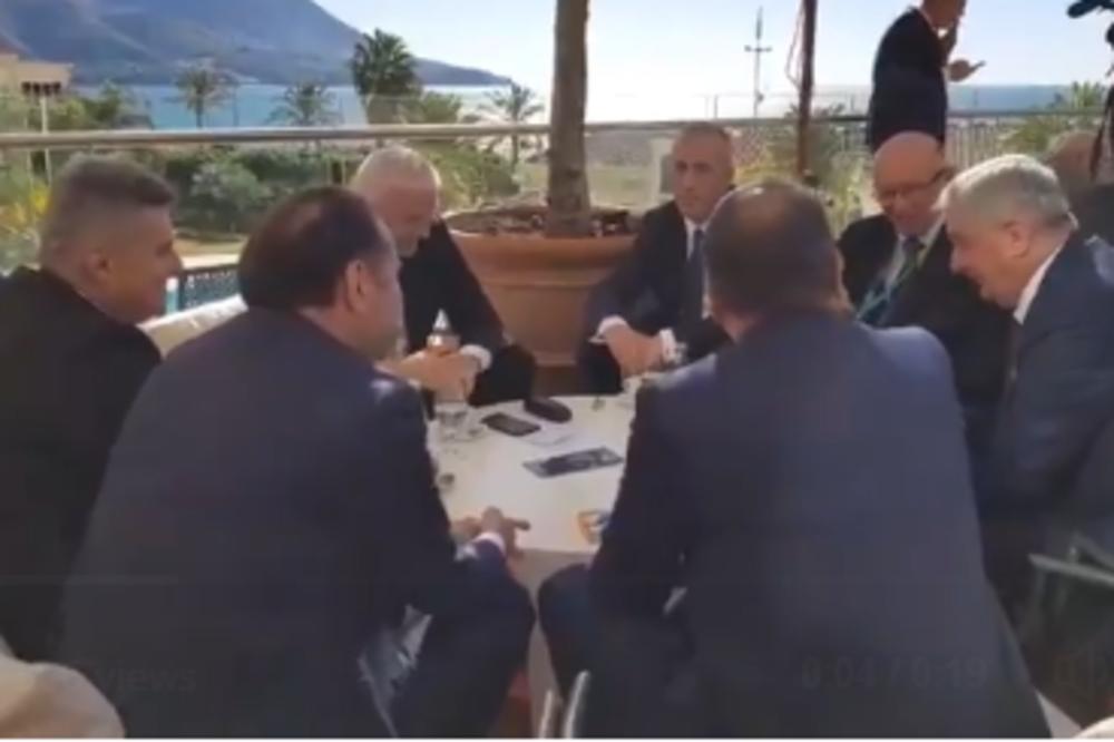 HARADINAJ, MARKOVIĆ I LJAJIĆ ĆASKAJU UZ KAFU U BUDVI: Iskoristili pauzu da razmene po koju... (VIDEO)