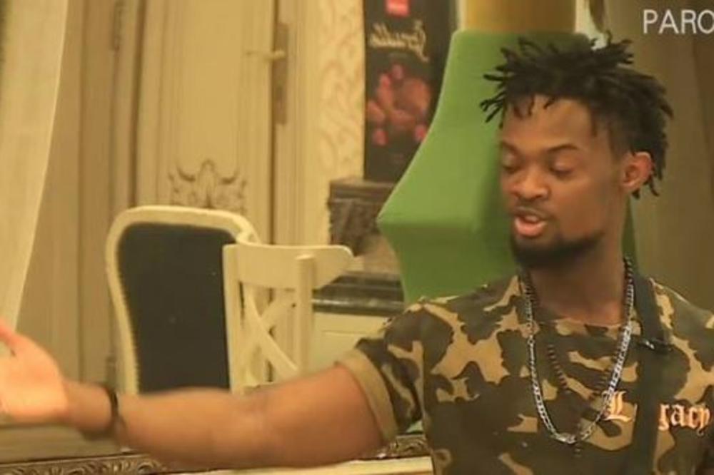 EGZOTIČNI GOSPODIN IMA ČAK TRI DEVOJKE! Jednu veoma često predstavlja pod LAŽNIM IMENOM! (FOTO)