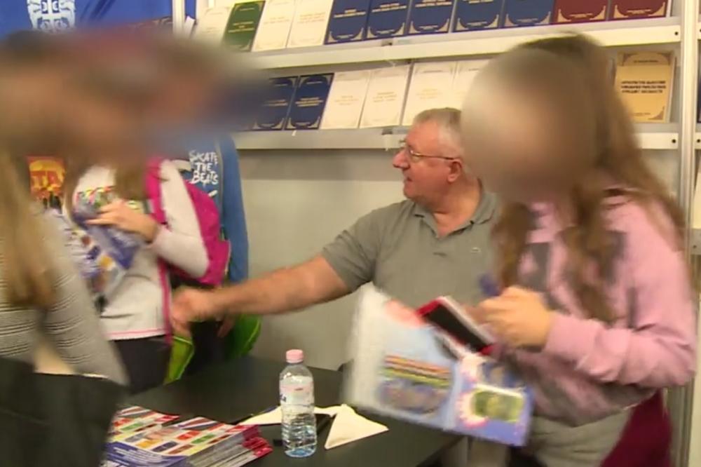 JESTE LI VI ČETNICI, AKO JESTE ONDA MOŽE SLIKANJE: Šešelj ucenjivao decu na Sajmu knjiga i izazvao neviđen skandal