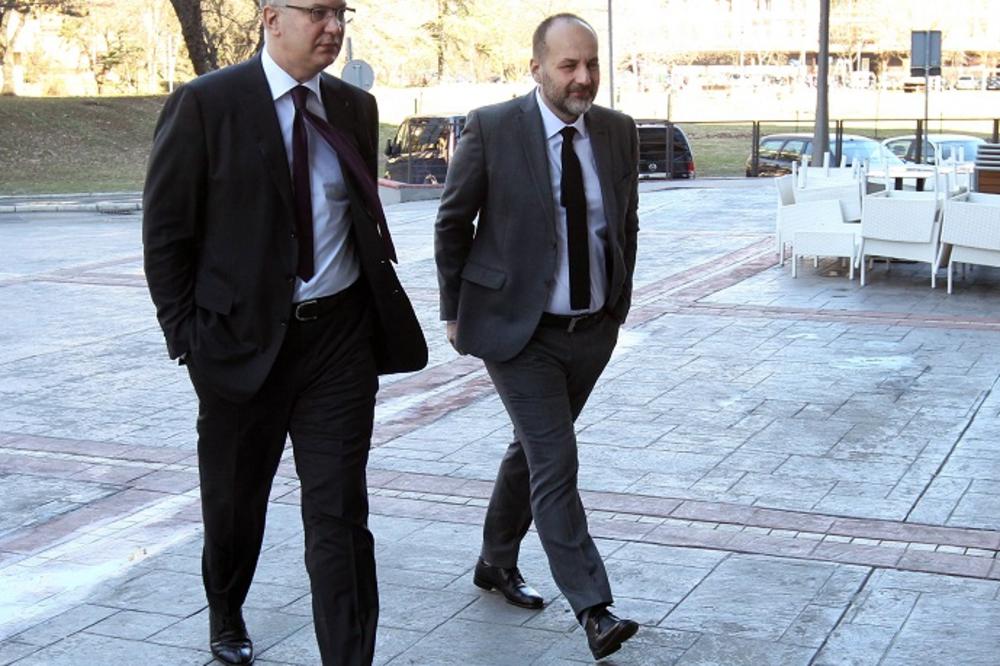 SUDAR TITANA! SAŠA JANKOVIĆ UDARIO NA ŠUTANOVCA koji je stao u odbranu VLASTI povodom slučaja MANIJAKA IZ TRAMVAJA