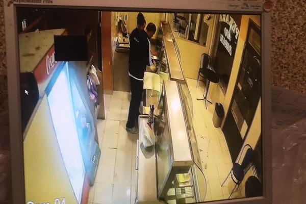 (EKSKLUZIVNI SNIMAK) TRENUTAK KAD MANIJAK IZ TRAMVAJA UPADA U PEKARU: On joj je prišao, a ona uzima telefon (VIDEO)