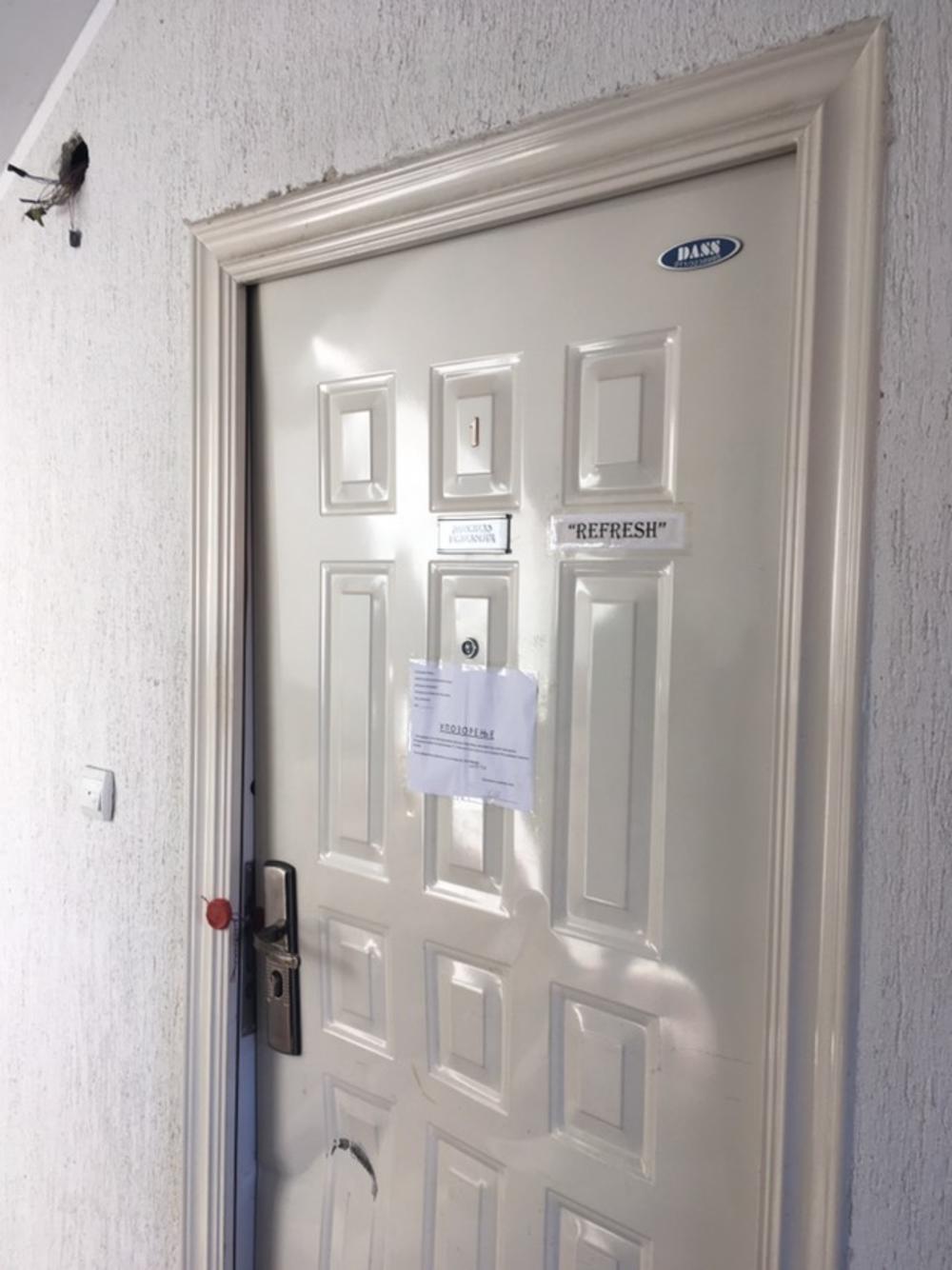 Vrata stana u kom stanuje I.M.  