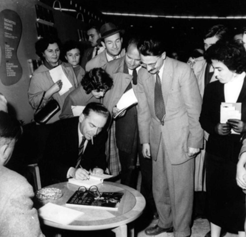 Ivo Andrić potpisuje knjigu na Sajmu