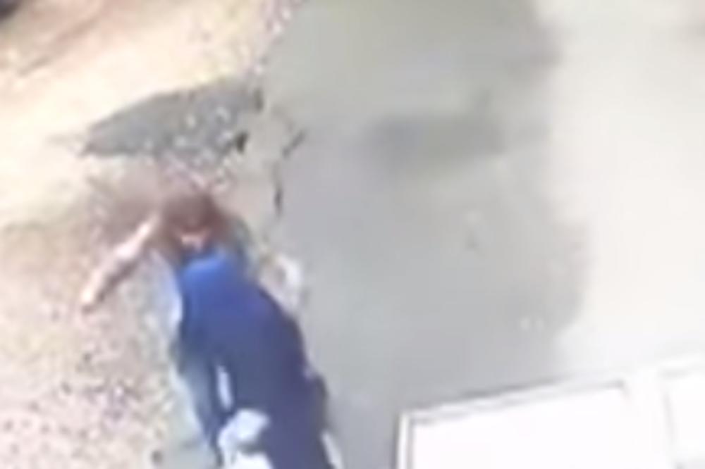 OTVORILO IM SE TLO POD NOGAMA: Ogromna rupa iznenada progutala dve žene! (VIDEO)