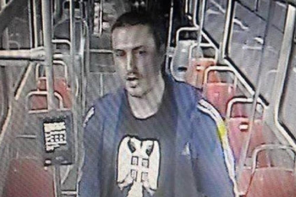 PERVERZNJAK IZ TRAMVAJA IZNENADIO SVE U PRITVORU: Legao je na pod i uradio nešto NEOČEKIVANO!