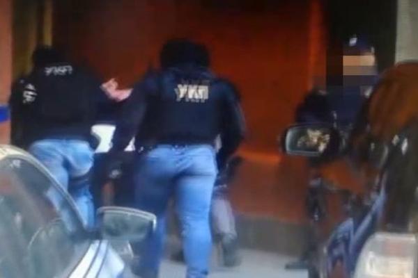 POGLEDAJTE HAPŠENJE MANIJAKA IZ TRAMVAJA: Okružila su ga TROJICA MASKIRANIH POLICAJACA! (VIDEO)