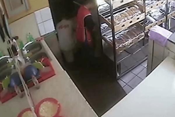 NIJE ZNALA DA JE GAZDA POSTAVIO VIDEO NAZOR: Radnica pekare u Mostaru se baš OPUSTILA! (VIDEO)